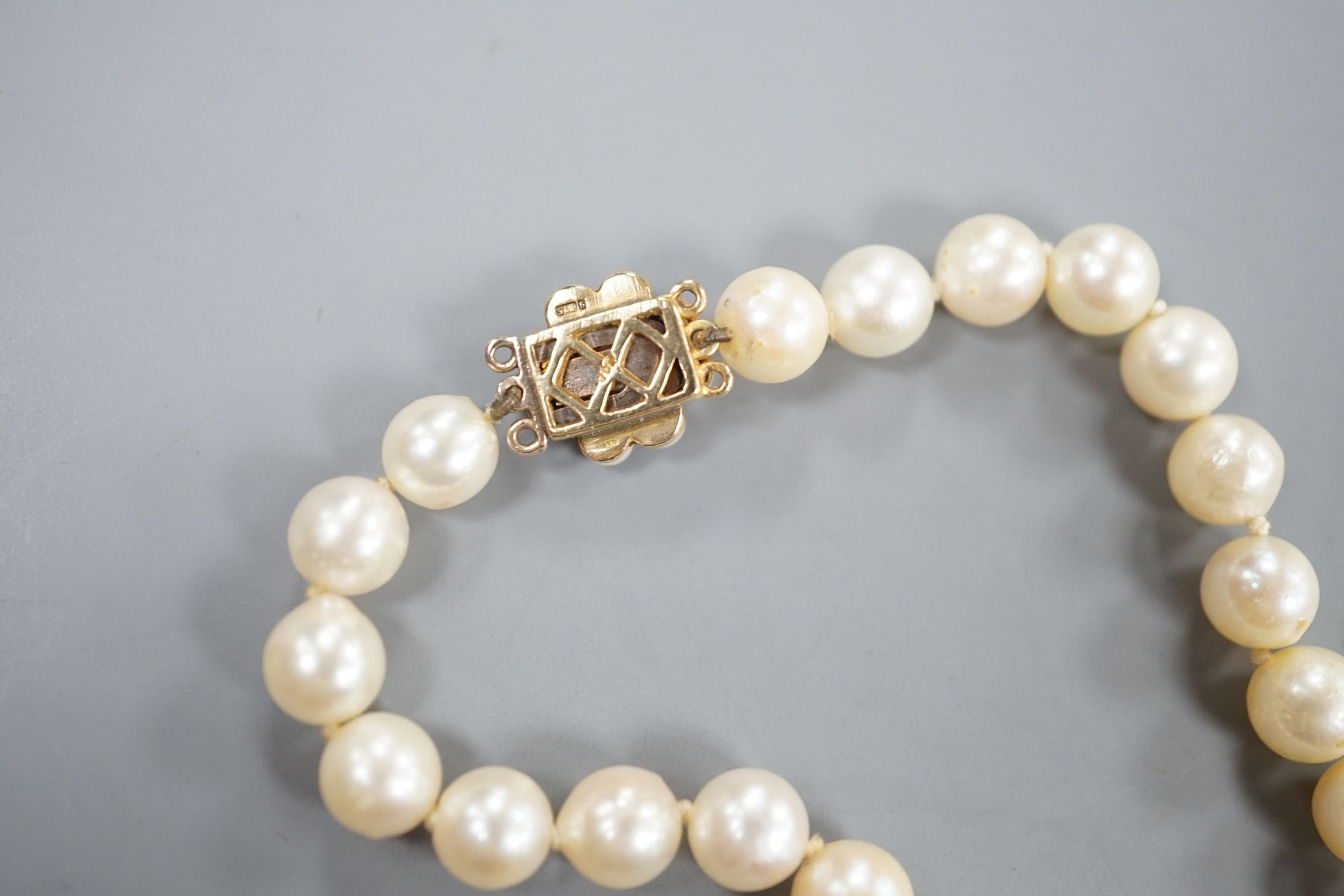 A single strand cultured pearl necklace, with 9ct and cultured pearl cluster set clasp, 43cm.